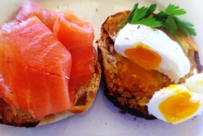 https://thepaddingtonfoodie.com/2012/10/05/the-perfect-poached-egg-freshly-laid-by-pats-chooks-cooked-by-annabel/