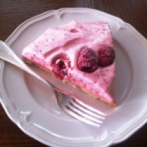 https://thepaddingtonfoodie.com/2012/10/16/luscious-and-light-strawberry-cloud-cake-with-raspberries/
