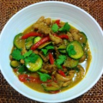 https://thepaddingtonfoodie.com/2012/11/22/takeaway-at-home-thai-green-chicken-curry-with-zucchini-and-red-capsicum/
