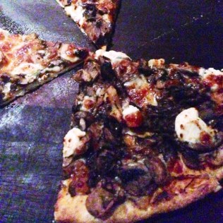 https://thepaddingtonfoodie.com/2013/05/18/pizza-friday-mixed-mushroom-confit-garlic-and-goats-cheese-pizza/