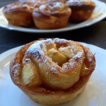 https://thepaddingtonfoodie.com/2013/10/24/old-fashioned-baking-inspired-by-a-taste-of-wintergreen-apple-caramel-and-cinnamon-scrolls/