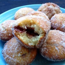 https://thepaddingtonfoodie.com/2014/03/10/a-lazy-sunday-brunch-jam-doughnut-muffins/